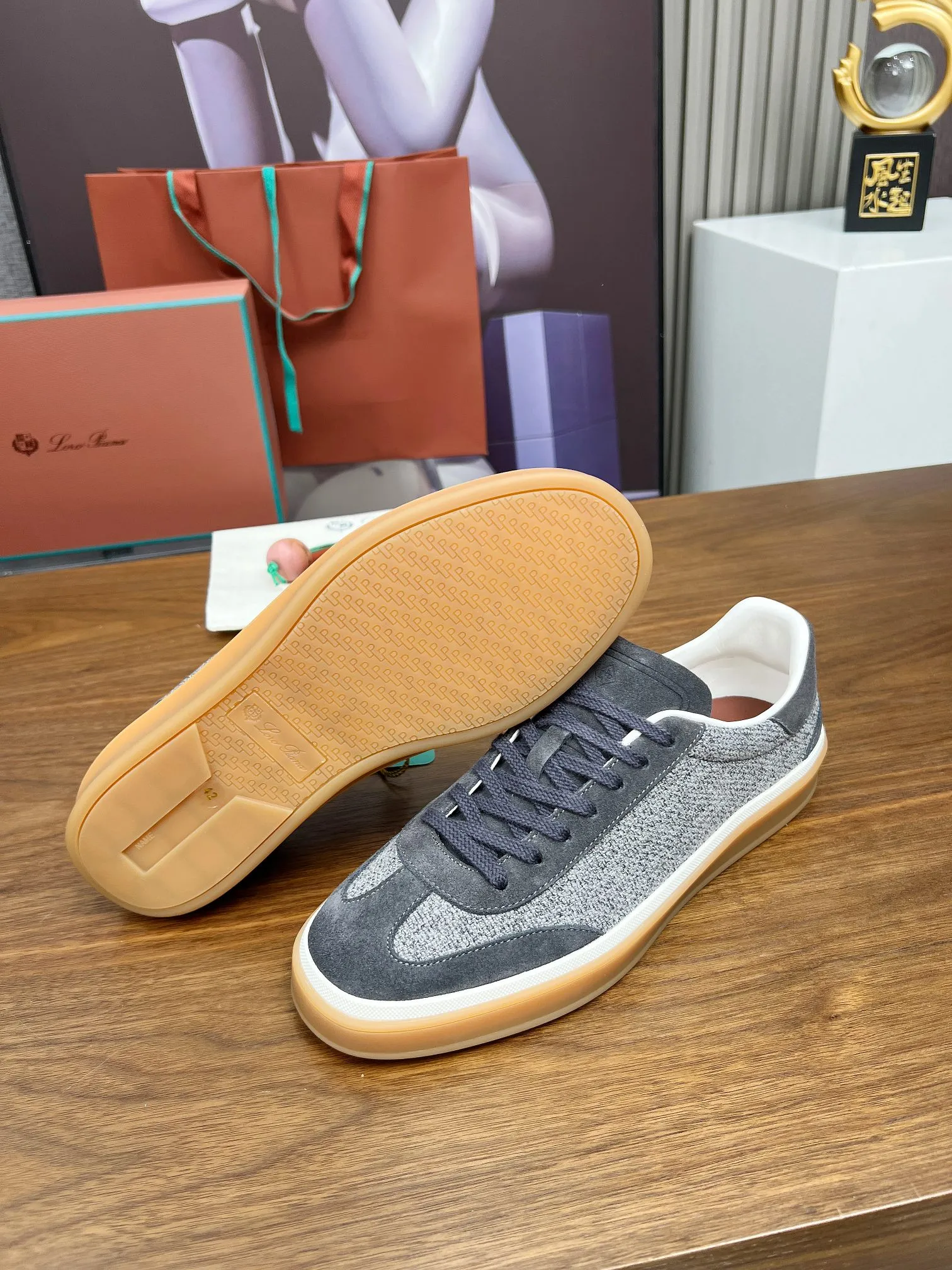 👟👟Ex-factory price 540👟👟Male code +10 purchasing agent grade, high version🦅⛳️Italy [Loro Piana] Tennis walk series LP couple moral training shoes casual sports shoes sneakers🎁🎁 Original purchase development and production This new suede tennis shoe adopts ultra-low design, suitable for wearing all year round👫👫 The wrapped sole creates an effortlessly attractive color combination that harmoniously blends functionality with understated style, making it the ideal shoe for urban wear. Soft calfskin tongue with Kummel color insert at the heel, cotton lace upper with embossed LP logo, cowhide suede sole, rubber-lined calfskin ✦ Upper: special linen ➕ eco-friendly cowhide ✦ lining: cowhide lining ➕ cowhide insole ✦ sole: original molded TPR ultra-light outsole ✦ packaging: original complete package ✦Female size: 35--40 ✦Male size: 39--45